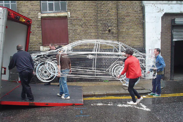 Tiruan Toyota Corolla diangkut oleh 6 orang 