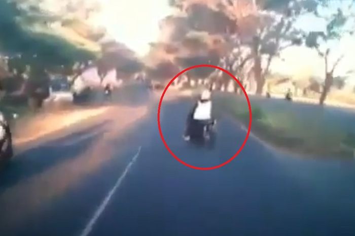 Emak-emak nyebrang seenaknya