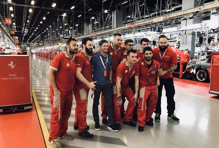 Casey Stoner berfoto di pabrik Ferrari
