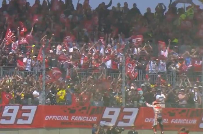 Marc Marquez lakukan selebrasi di depan pendukungnya