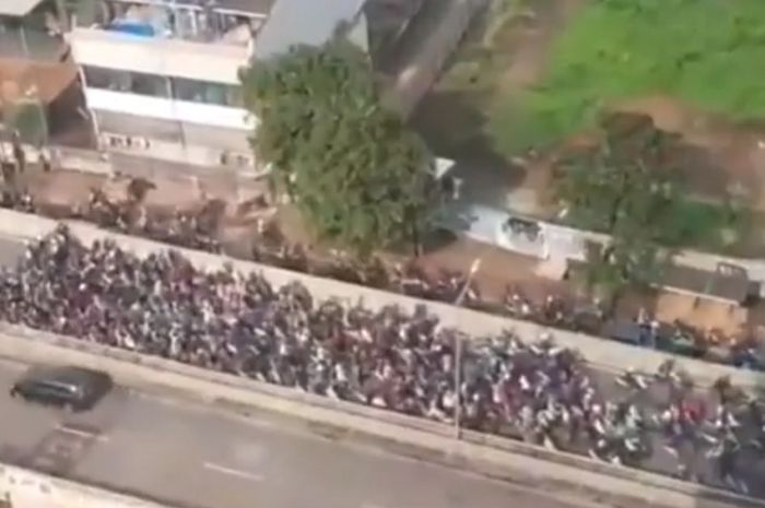 Pengendara bedesakan menghindari polisi