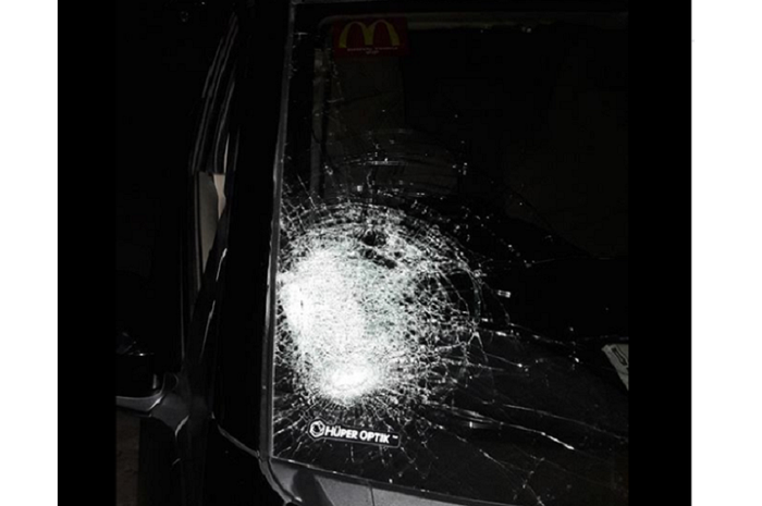 Aksi Klitih di Jogja dengan melemparkan batu ke kaca mobil