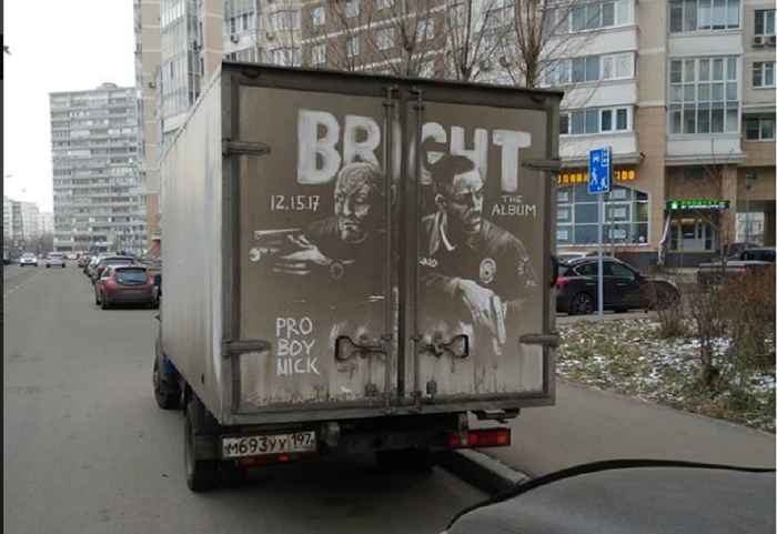 Dirty art pada bagian bak belakang truk