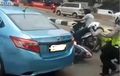 Video Detik-detik Polisi Terseret Taksi, Netizen Malah Tuding Polisi