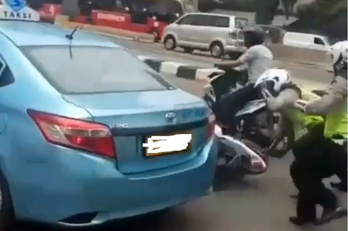 Polisi terseret taksi 