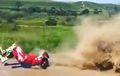 Video: Gila! Pengendara Motor Trail Terpental Saat Coba Lewati Genangan Air