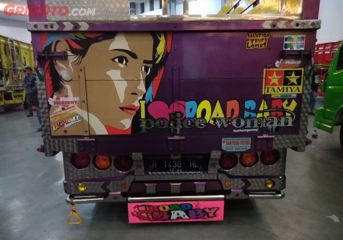 Tampilan belakang truk Police Woman