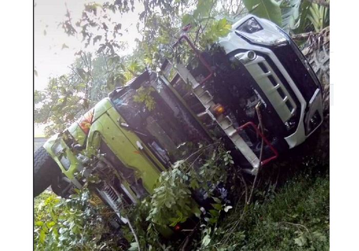 Penampakan truk yang terguling mengangkut Xpander dan Pajero 