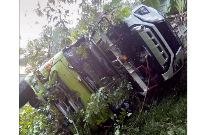 Penampakan truk yang terguling mengangkut Xpander dan Pajero