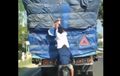 Video Bajing Loncat Mencuri Barang dari Sebuah Truk di Siang Bolong