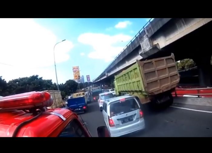 Truk pemadam kebakaran menghadapi kemacetan