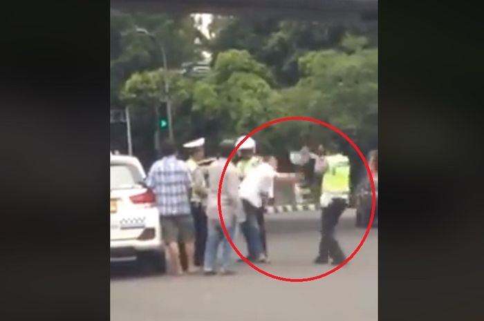 Sopir taksi coba pukul anggota polisi pakai kunci roda