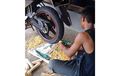 Kreatif, Ini Video Aksi Petani Lepas Biji Jagung Pakai Ban Motor