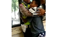 Kocak, Video Bocah Peluk Polisi Sambil menangis di Pelukan Polisi Karena Takut Ditilang