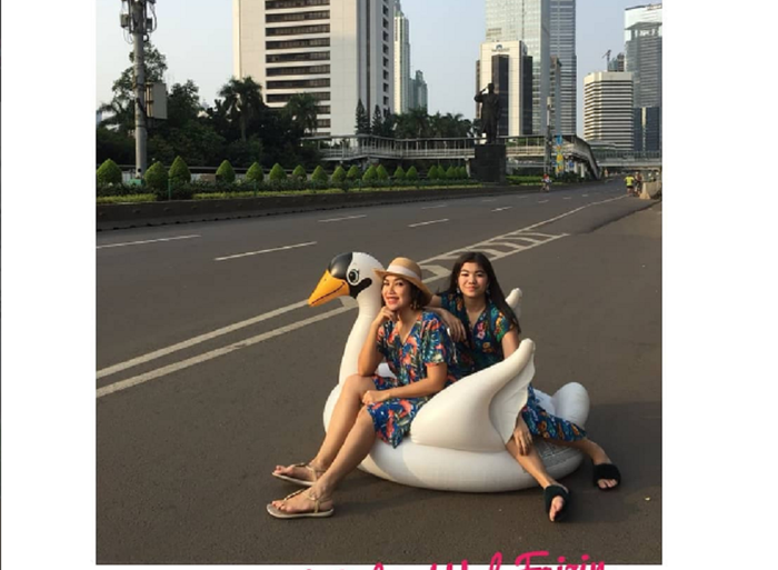 Pose dua perempuan di salah satu jalanan ibukota