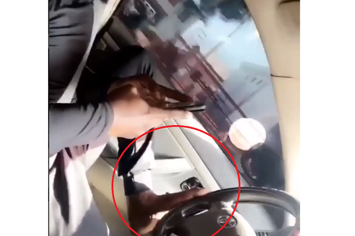 Skill tingkat dewa, sopir menggunakan kaki untuk menyetir 