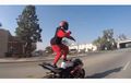 Gokil! Video Biker Sedang Asyik Bergoyang Sambil Berdiri Di atas Motor