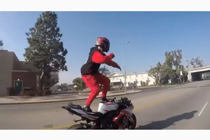 Bikers joget di atas motor