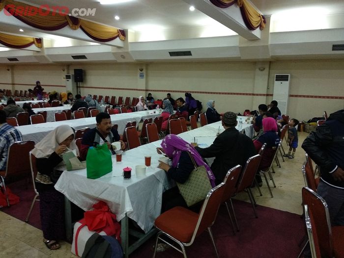 Para peserta Mudik Balik Bareng Honda 2018 tampak menikmati hidangan yang disediakan