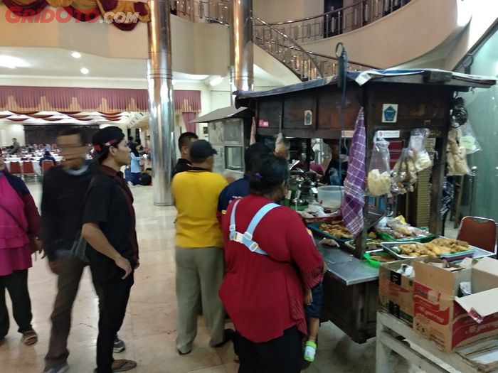 Para peserta Mudik Balik Bareng Honda langsung menikmati hidangan saat tiba di Kota Solo