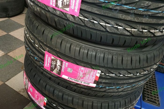 Ilustrasi garis warna pada telapak ban baru