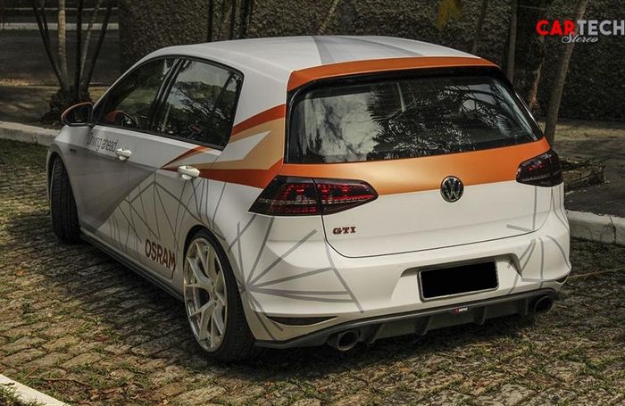 Eksterior modifikasi VW Golf Mk7 GTi dikemas simpel dengan livery sporty