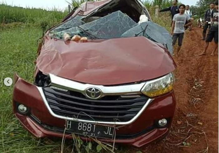 Toyota Avanza kecelakaan tunggal di tol Batang-Semarang