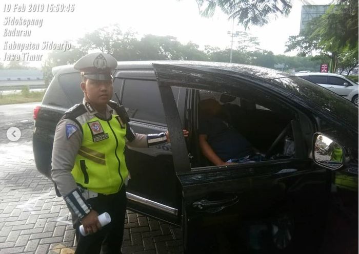 Petugas PJR menemukan mayat di dalam kabin Toyota Kijang Innova