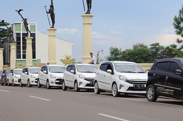 Ilustrasi. Mobil para member Agya Ayla SoliDaritas (AASD) chapter Bekasi Cikarang Raya.