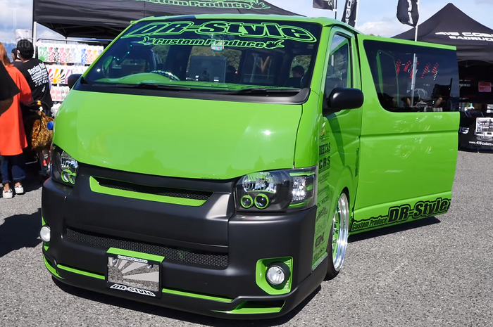 Modifikasi Toyota HiAce nyentrik dengan balutan warna hijau