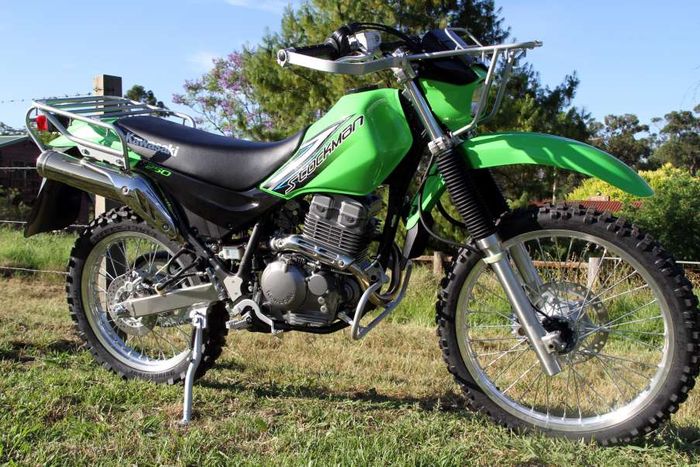 Kawasaki Stockman 250, contoh motor standar samping di kanan dan kiri