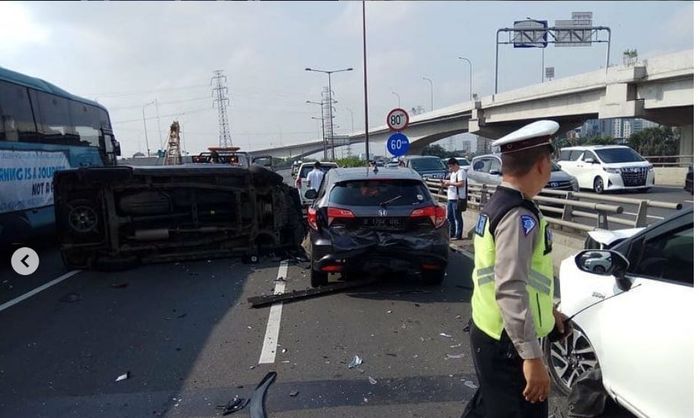 Toyota Avanza rebah terlibat kecelakaan beruntun di tol Arah Halim Perdana Kusuma