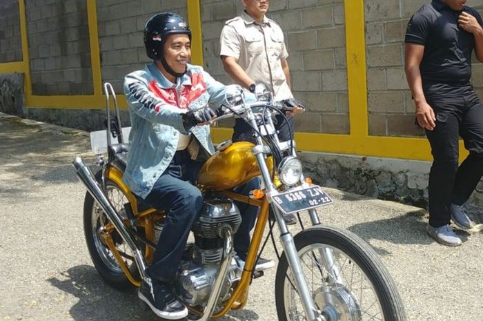 Gaya Jokowi di atas motor bergenre Chopper miliknya