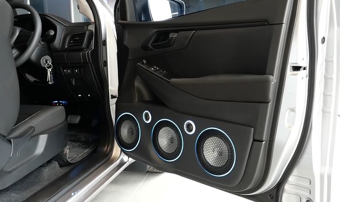 Pasokan 6 buah speaker di kedua pintu depan modifikasi Isuzu D-Max