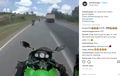 Video Ngilu, Biker Pakai Kawasaki Ninja Terjatuh Lindas Rontokan Truk