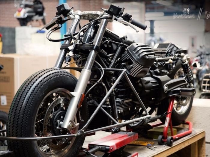 Replika Moto Guzzi V8 besutan Vanguard saat proses pembuatan