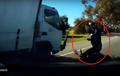 Video: Biker Nyaris Diseruduk Truk Setelah Tertabrak Oleh Mobil