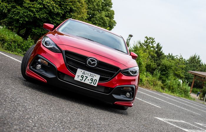 Tampilan depan Mazda3 pakai body kit custom hasil garapan Knight Sport