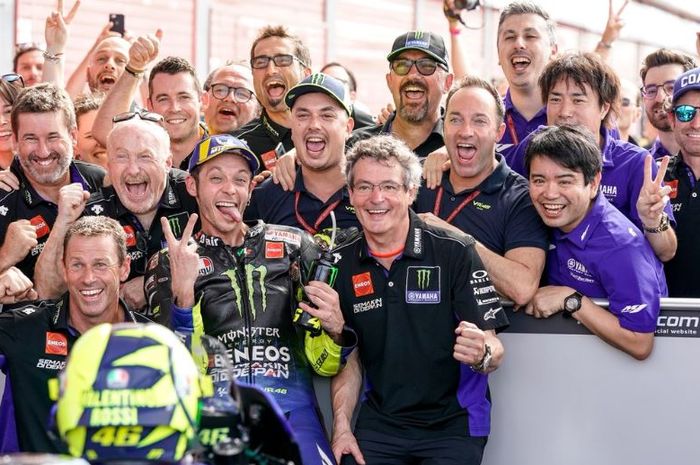 Valentino Rossi melakukan selebrasi bersama kru tim Monster Energy Yamaha, Minggu (30/3/2019)