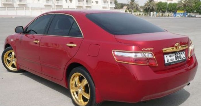 Buritan Toyota Camry pakai aksen emas 24k