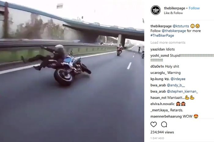 Pengendara motor terjatuh saat melakukan aksi freestyle di jalanan
