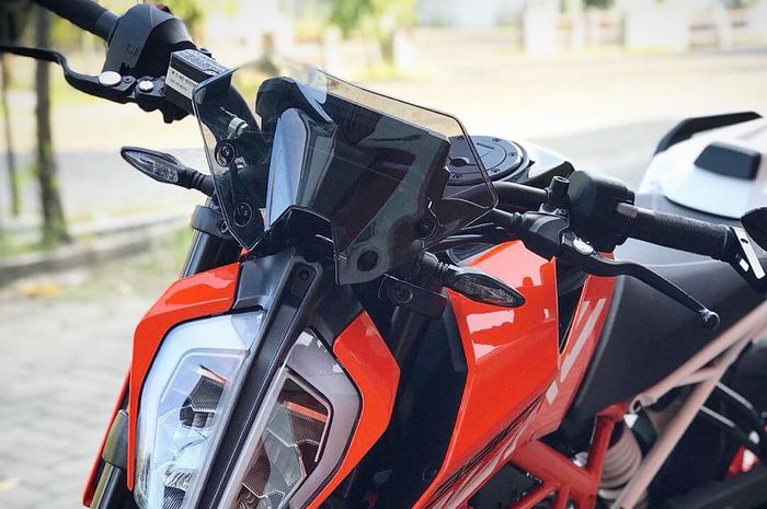 Windshield original KTM Powerparts terpasang di KTM New Duke