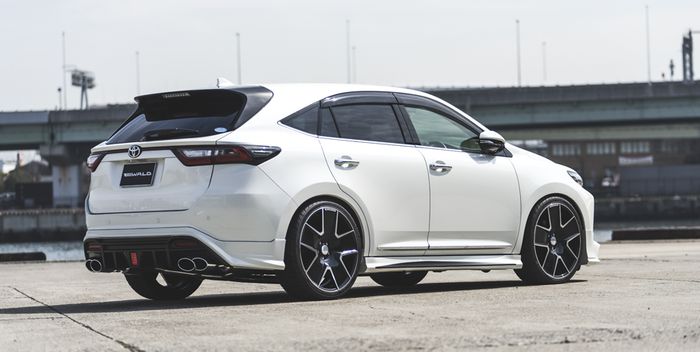 Tampilan belakang Toyota Harrier hasil garapan Wald