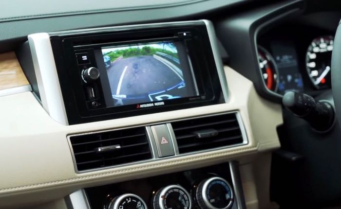 Visual dari kamera mundur yang ditampilkan di headunit Mitsubishi Xpander