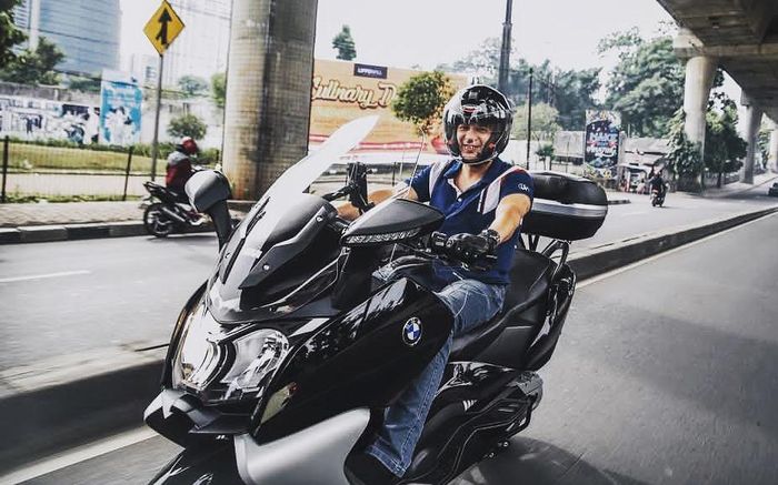 Ari Wibowo Riding dengan BMW C650GT
