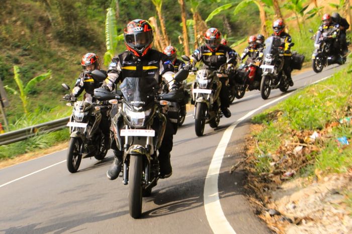 Tim Touring Suzuki GSX-150 Bandit di rute Batu, Malang