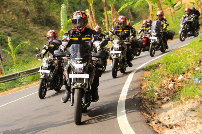 Tim Touring Suzuki GSX-150 Bandit di rute Batu, Malang