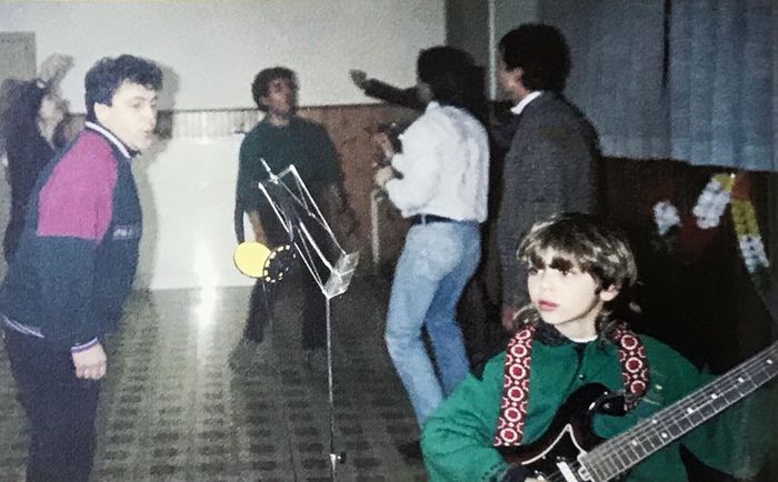 Valentino Rossi kecil sudah piawai main gitar listrik dalam sebuah acara