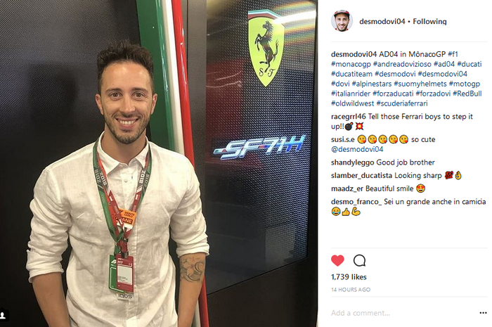 Andrea Dovizioso memilih berfoto dengan latar belakang logo Ferrari dan nama mobil F1 Ferrari SF71H