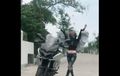 Cewek Bertubuh Mungil Naik Ducati Multistrada 1200, Keliatan Imut-Imut 